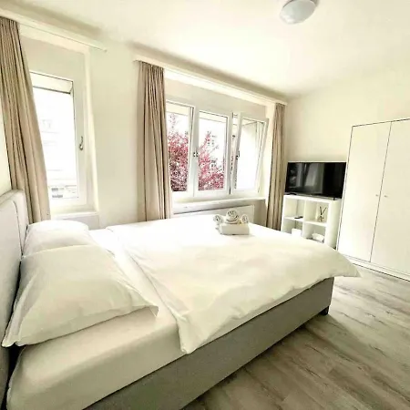 شقة Urban Oasis With Queen Bed And View Be-14 *